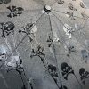 Suck Uk Ombrello nero con teschi nascosti - immagine 2