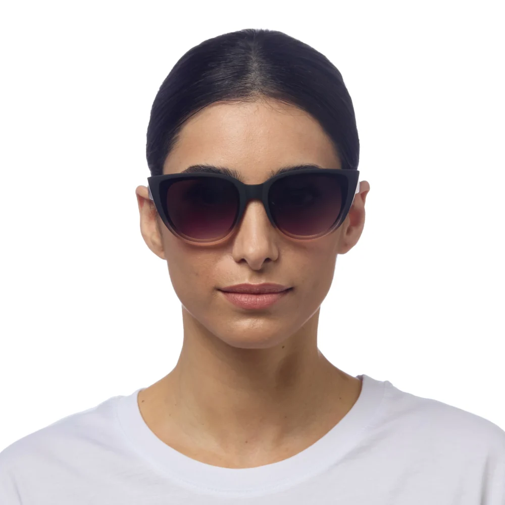 Okkia Occhiale da Sole Modello Silvia Gatto Lite Soft Touch Black Shadow Pink - immagine 4