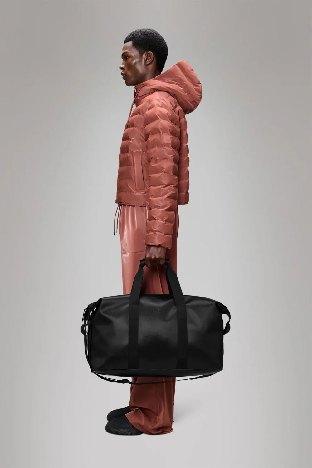 Rains Hilo Weekend Bag Nera Grain - immagine 2